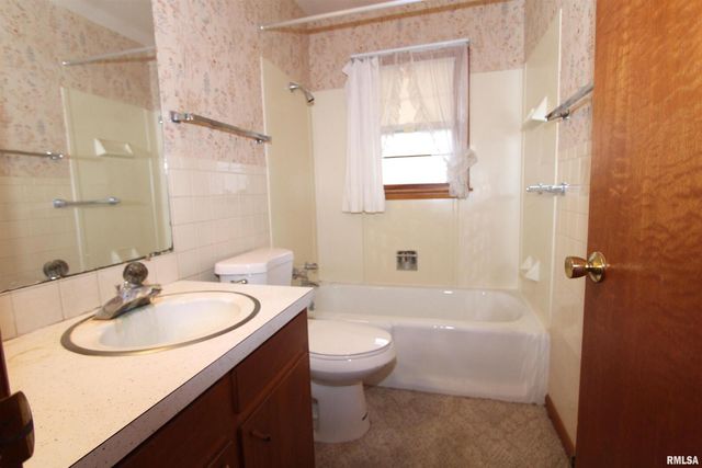 415 N 12TH Street, Clinton, IA 52732