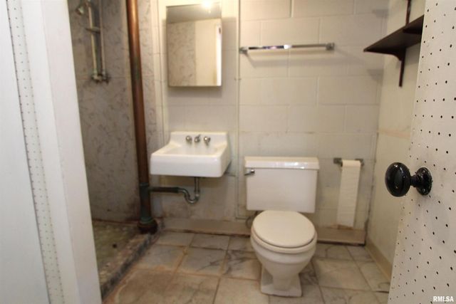 415 N 12TH Street, Clinton, IA 52732