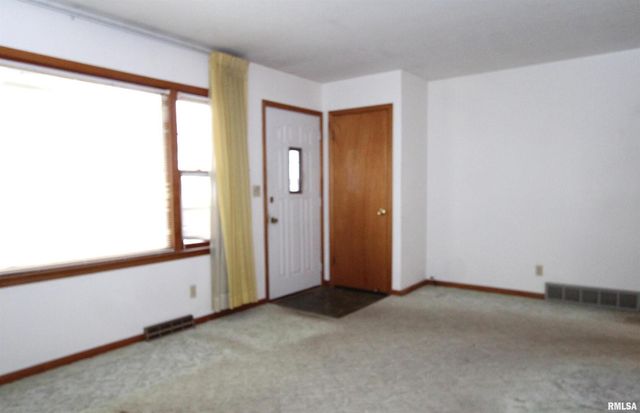 415 N 12TH Street, Clinton, IA 52732