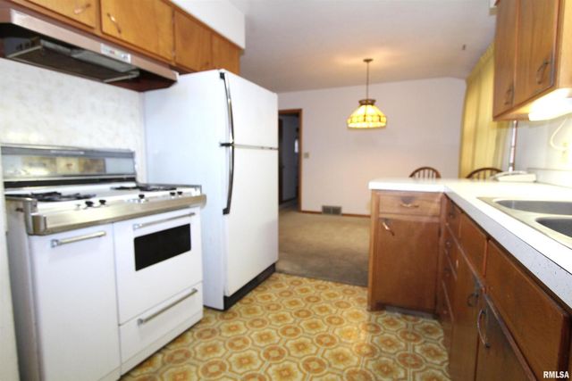 415 N 12TH Street, Clinton, IA 52732