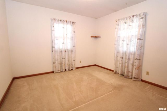 415 N 12TH Street, Clinton, IA 52732