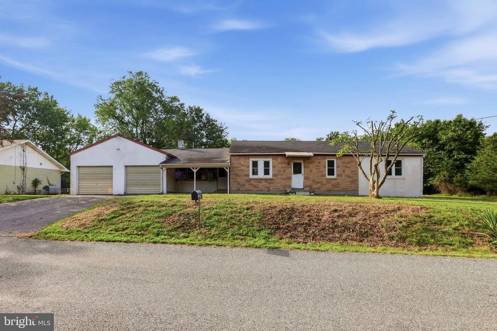 1033 WALT RD, PENNSBURG, PA 18073 — exterior