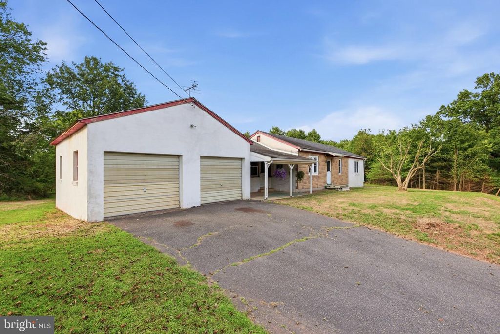 1033 WALT RD, PENNSBURG, PA 18073 — photo 2