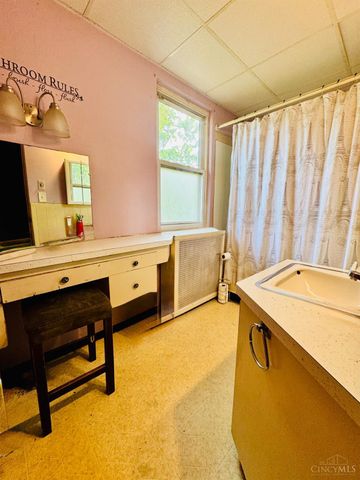 24 Falcon Lane, Greenhills, OH 45218