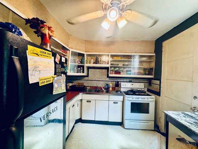 24 Falcon Lane, Greenhills, OH 45218