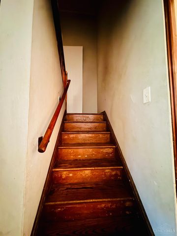 24 Falcon Lane, Greenhills, OH 45218