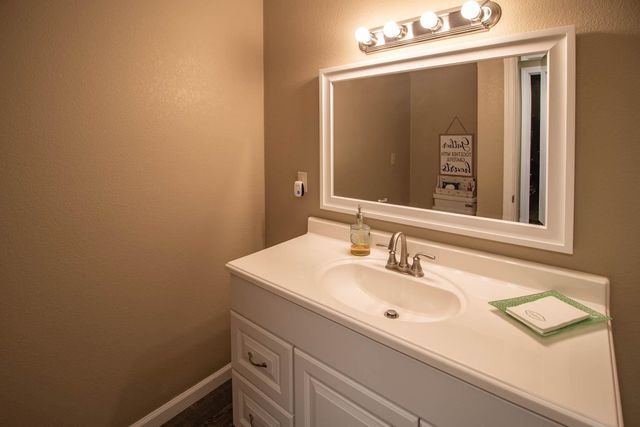 114 W Woodland Ct, Mulvane, KS 67110