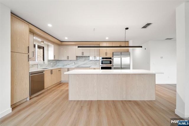 220 8th Street, Palisades Park, NJ 07650