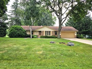5240 S Williams ROAD, New Berlin, WI 53146