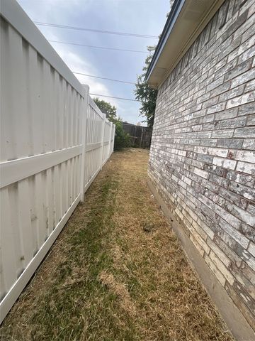 6936 Laurelhill Court N, Fort Worth, TX 76133