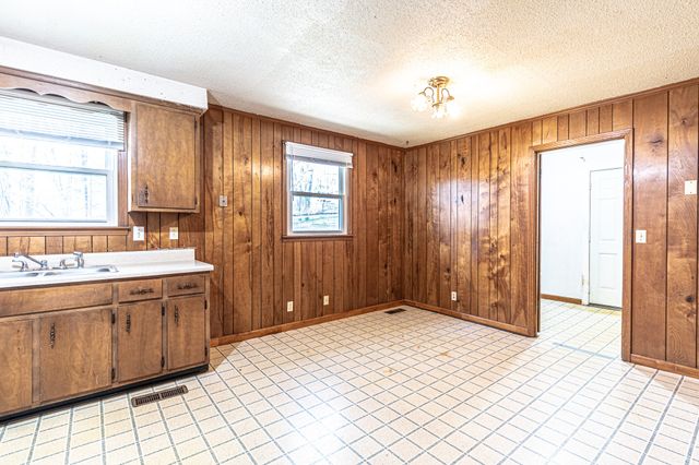 402 Oriole Cir, Clarksville, TN 37043