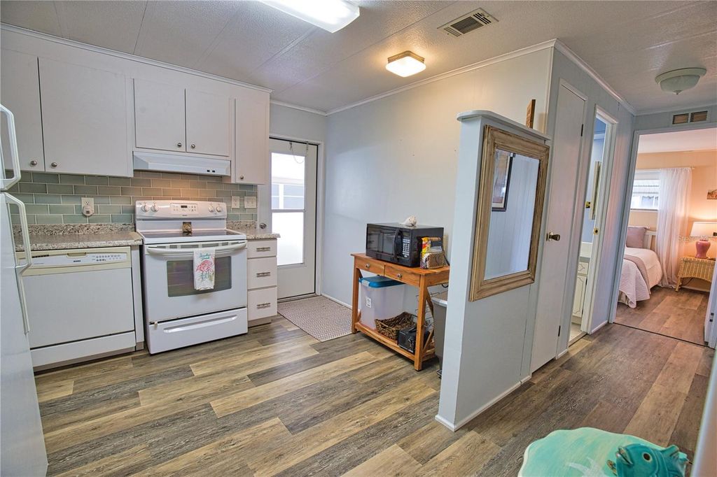 Image 4 of property listing at 236 N FIJI CIRCLE, Englewood, FL 34223