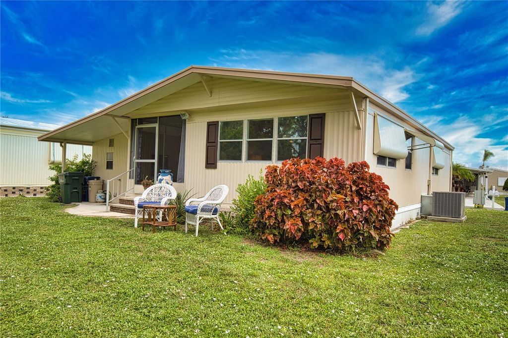 Image 9 of property listing at 236 N FIJI CIRCLE, Englewood, FL 34223