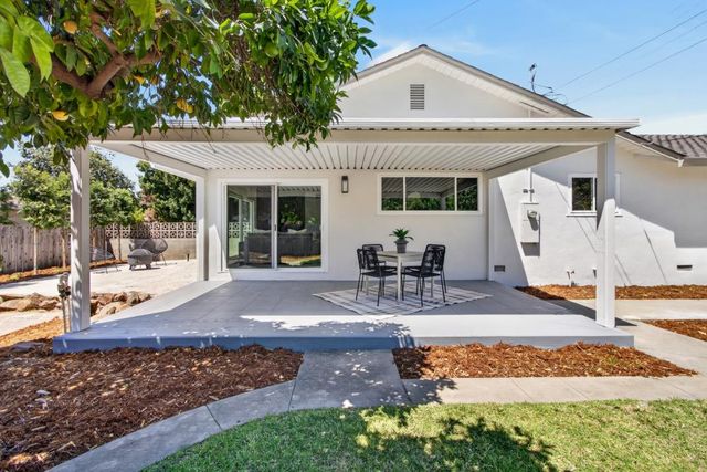 1056 Entrada Rd, Sacramento, CA 95864