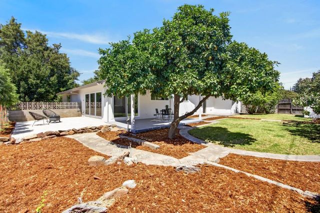 1056 Entrada Rd, Sacramento, CA 95864