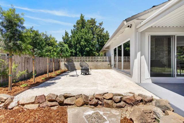 1056 Entrada Rd, Sacramento, CA 95864