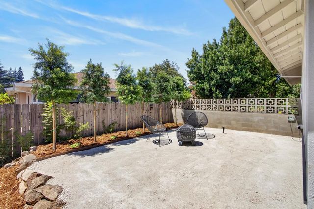 1056 Entrada Rd, Sacramento, CA 95864