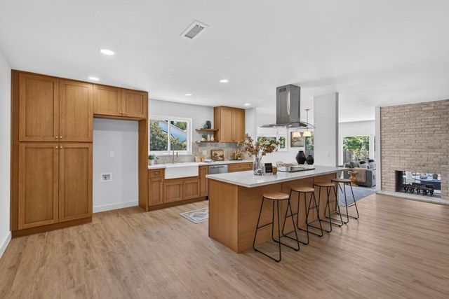 1056 Entrada Rd, Sacramento, CA 95864