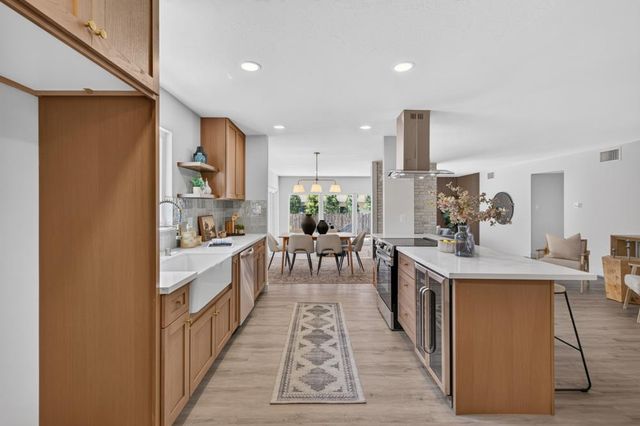 1056 Entrada Rd, Sacramento, CA 95864