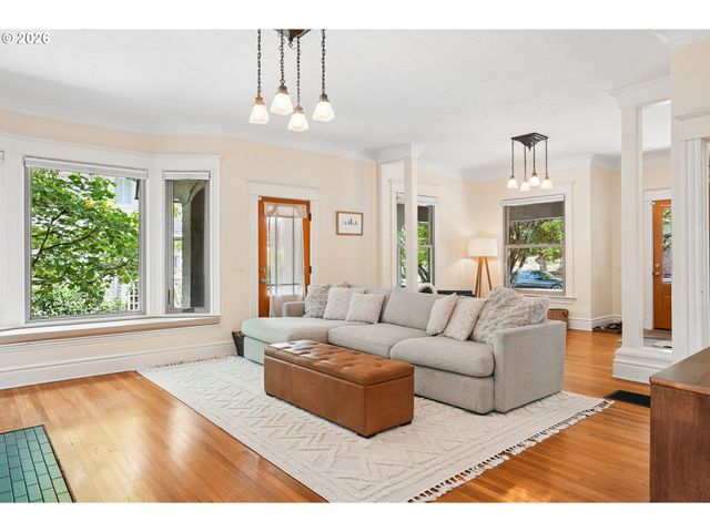 2925 Nw RALEIGH St, Portland, OR 97210