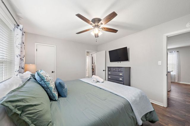 702 S 2nd Street, La Porte, TX 77571