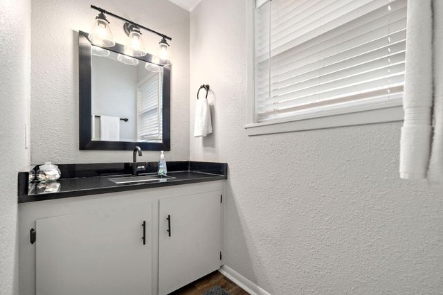 702 S 2nd Street, La Porte, TX 77571