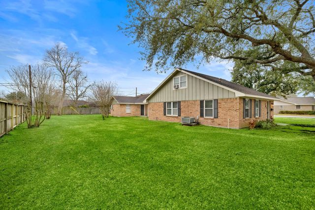 702 S 2nd Street, La Porte, TX 77571