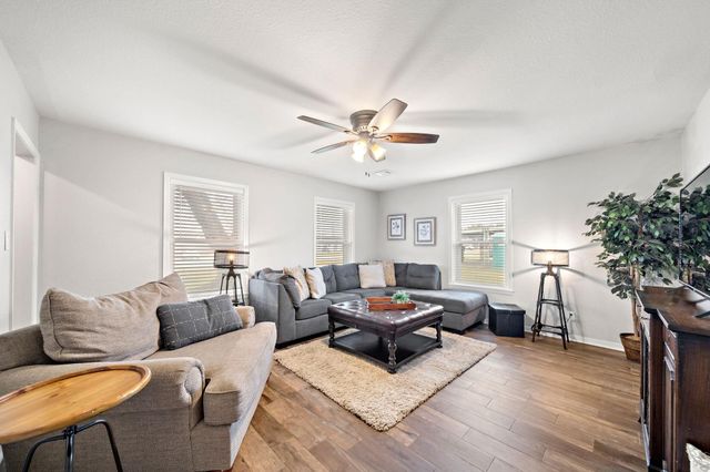 702 S 2nd Street, La Porte, TX 77571