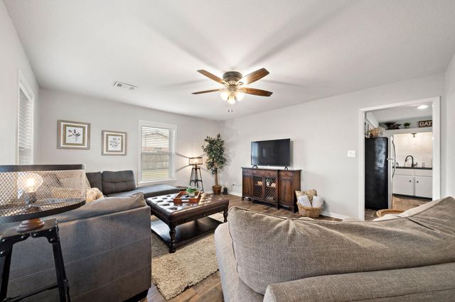 702 S 2nd Street, La Porte, TX 77571