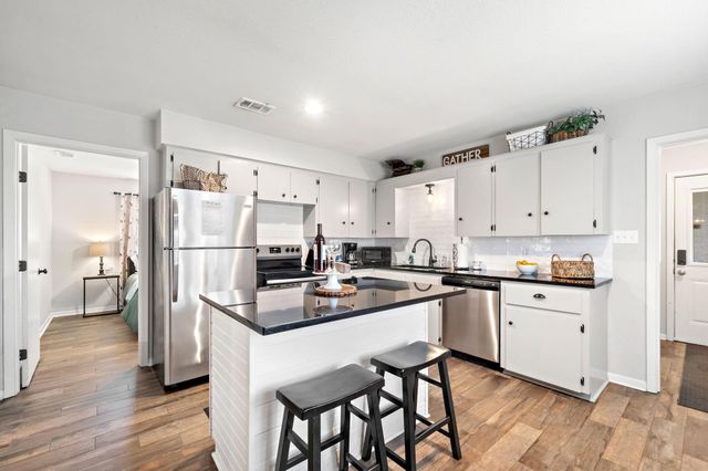 702 S 2nd Street, La Porte, TX 77571