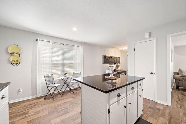 702 S 2nd Street, La Porte, TX 77571