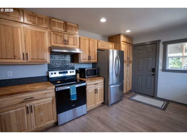 2897 Game Farm Rd, Springfield, OR 97477