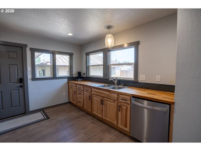 2897 Game Farm Rd, Springfield, OR 97477