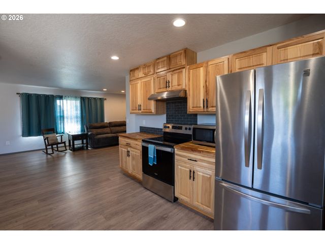 2897 Game Farm Rd, Springfield, OR 97477