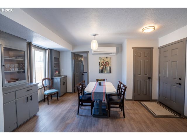 2897 Game Farm Rd, Springfield, OR 97477