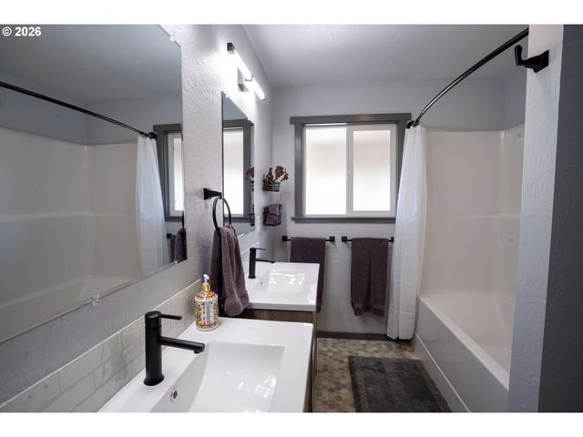 2897 Game Farm Rd, Springfield, OR 97477