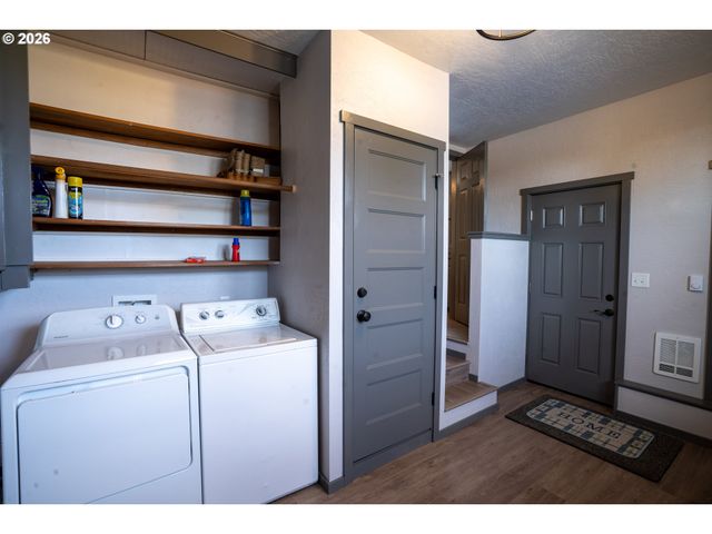 2897 Game Farm Rd, Springfield, OR 97477