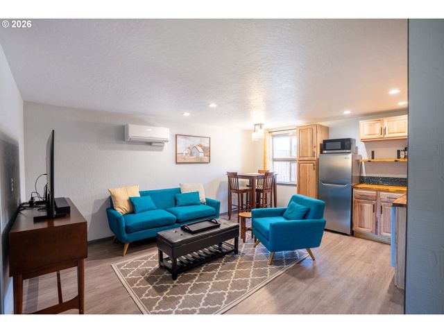 2897 Game Farm Rd, Springfield, OR 97477