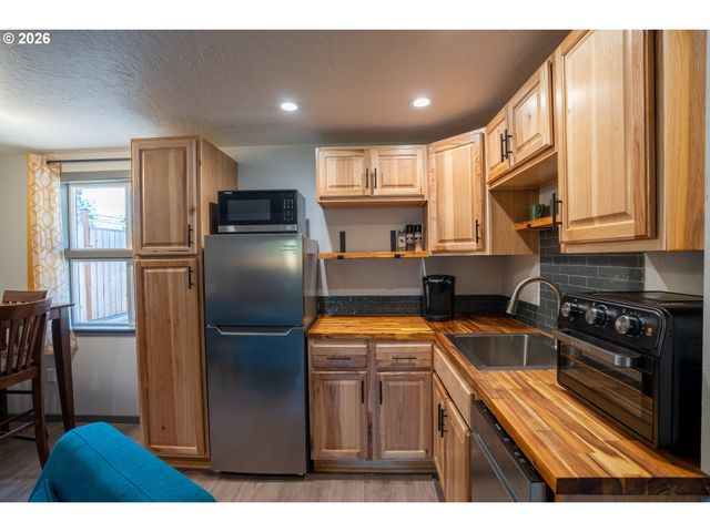 2897 Game Farm Rd, Springfield, OR 97477