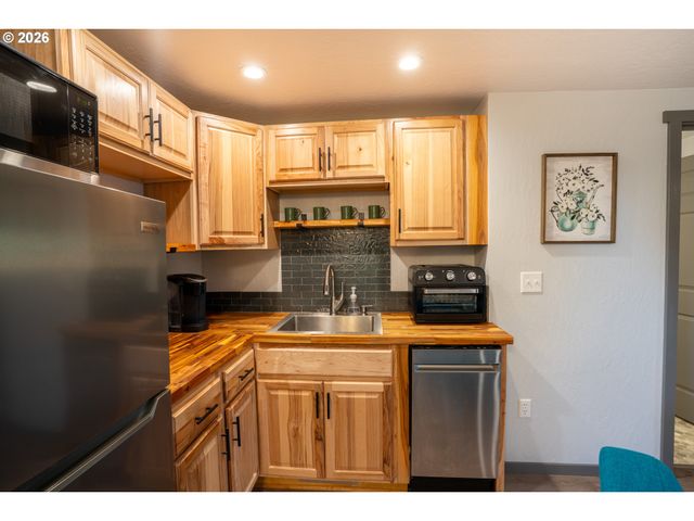 2897 Game Farm Rd, Springfield, OR 97477