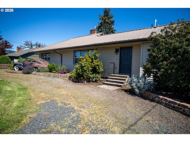 2897 Game Farm Rd, Springfield, OR 97477