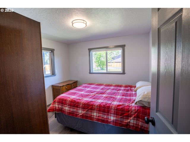 2897 Game Farm Rd, Springfield, OR 97477