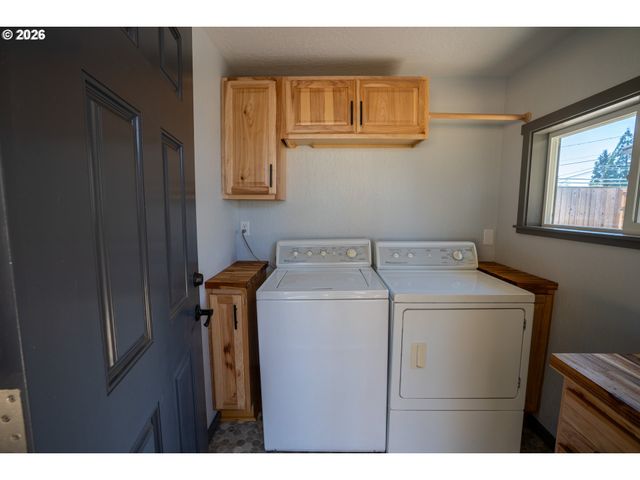 2897 Game Farm Rd, Springfield, OR 97477