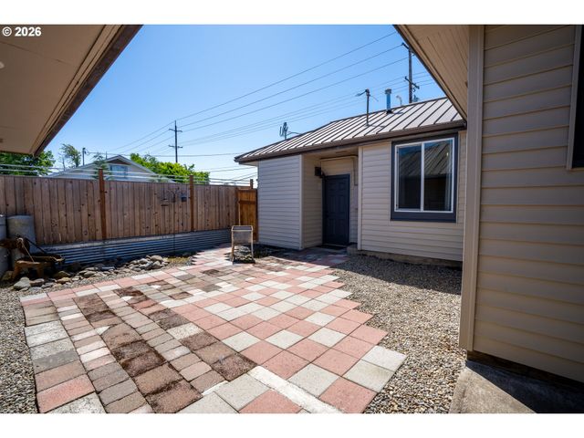 2897 Game Farm Rd, Springfield, OR 97477