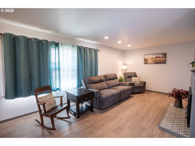 2897 Game Farm Rd, Springfield, OR 97477