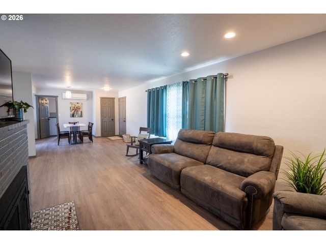 2897 Game Farm Rd, Springfield, OR 97477