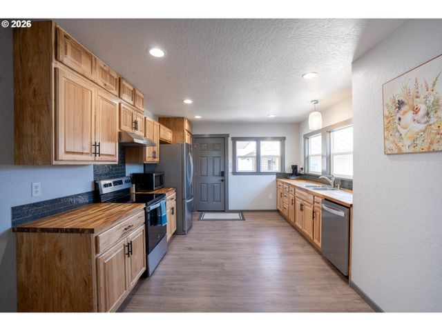 2897 Game Farm Rd, Springfield, OR 97477