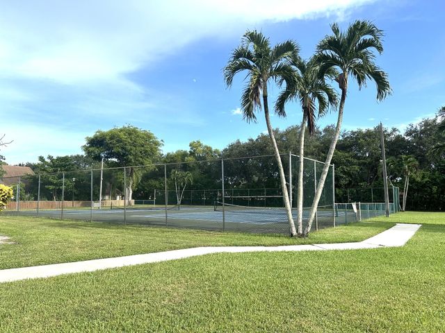 1040 PARKSIDE GREEN Drive C, Greenacres, FL 33415
