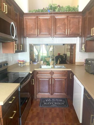 1040 PARKSIDE GREEN Drive C, Greenacres, FL 33415