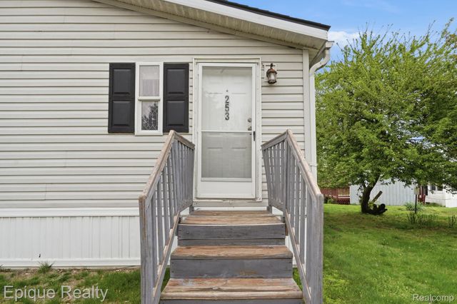 253 Parker Lake Drive, Oxford Charter Township, MI 48371